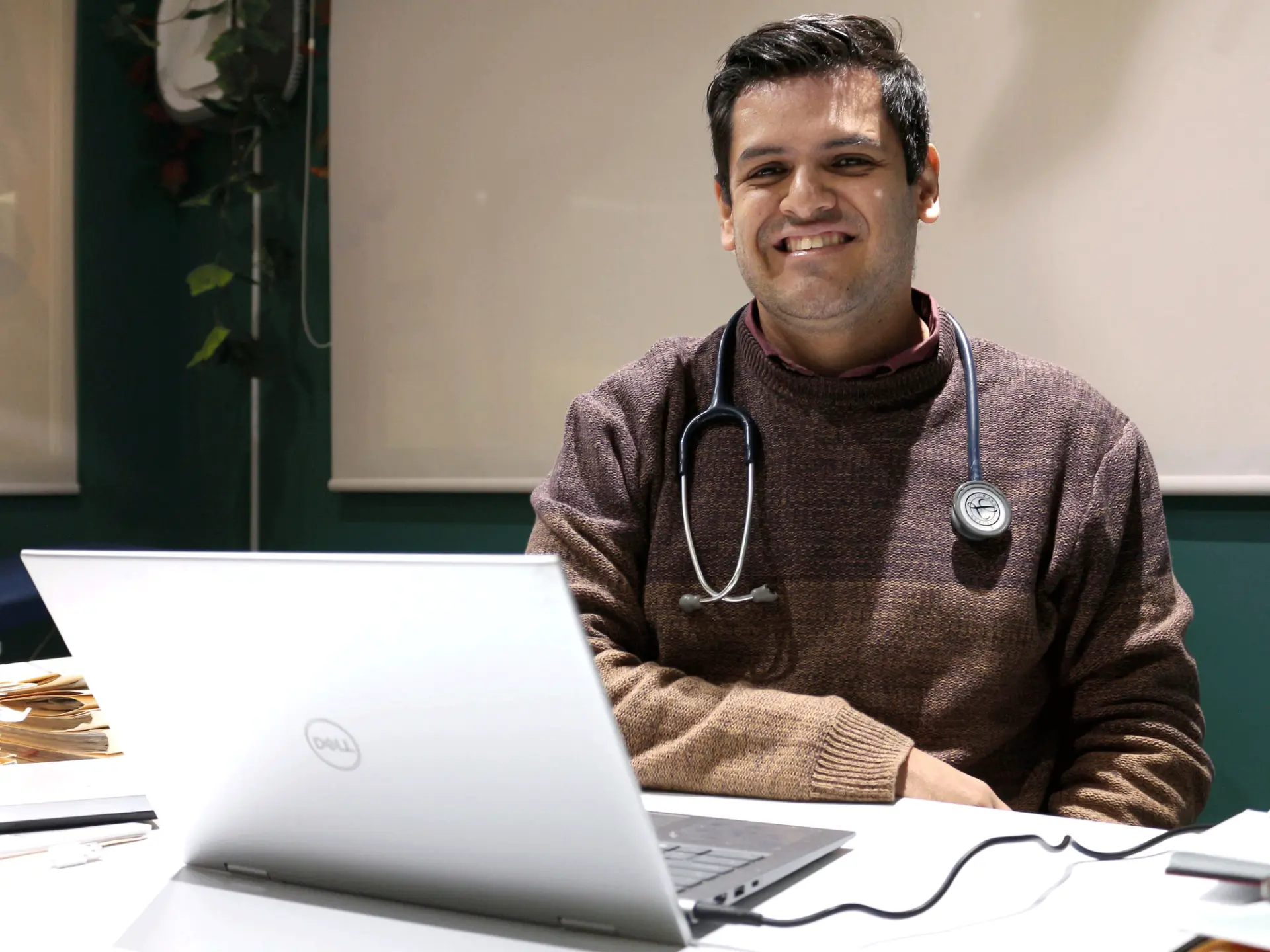 Persona consultando un material educativo similar a Mitos del neurodesarrollo