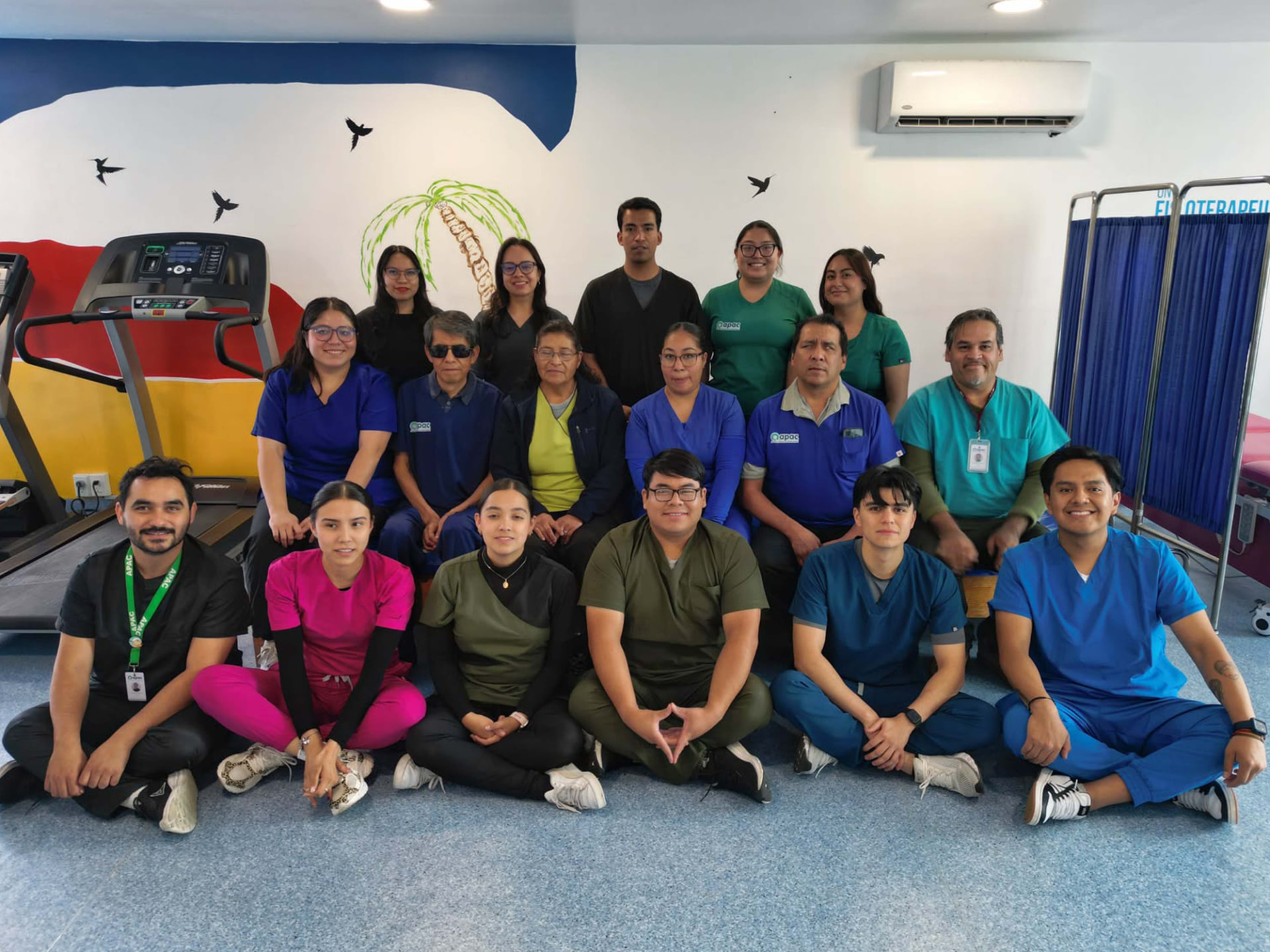 Equipo interdisciplinario de profesionales de la salud reunidos en un espacio de neurorehabilitación