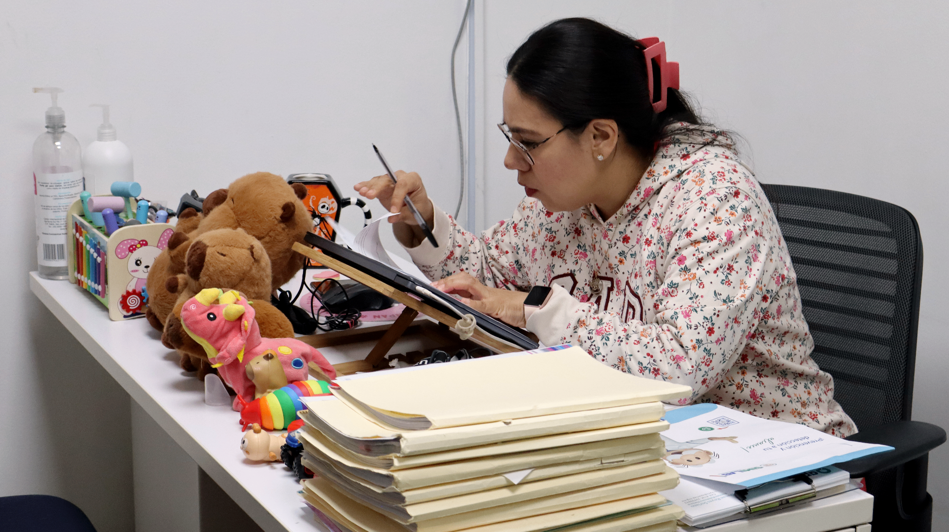 Médico interactuando con una niña en un entorno clínico cercano