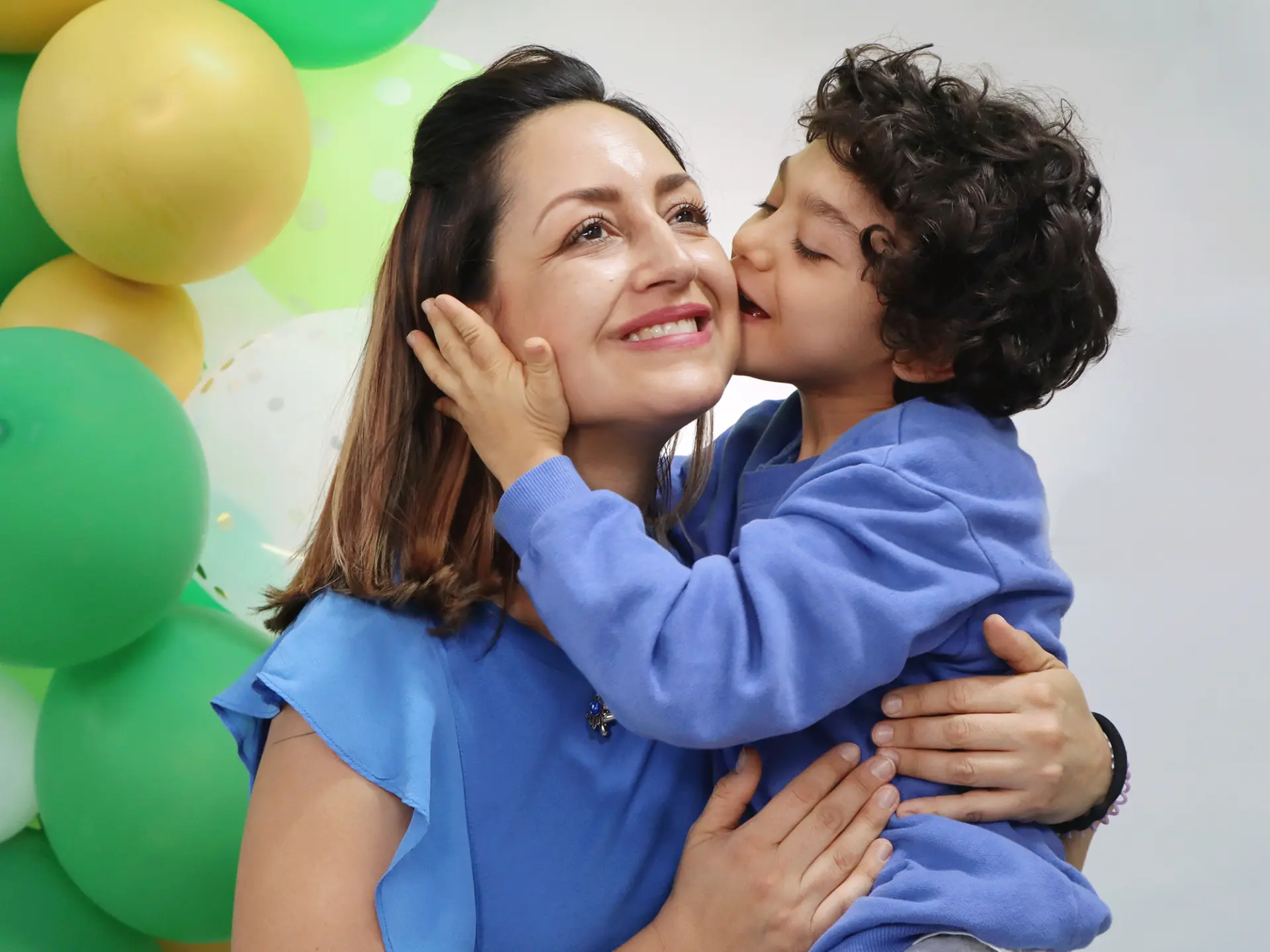 Persona consultando un material educativo similar a Guía para familias
