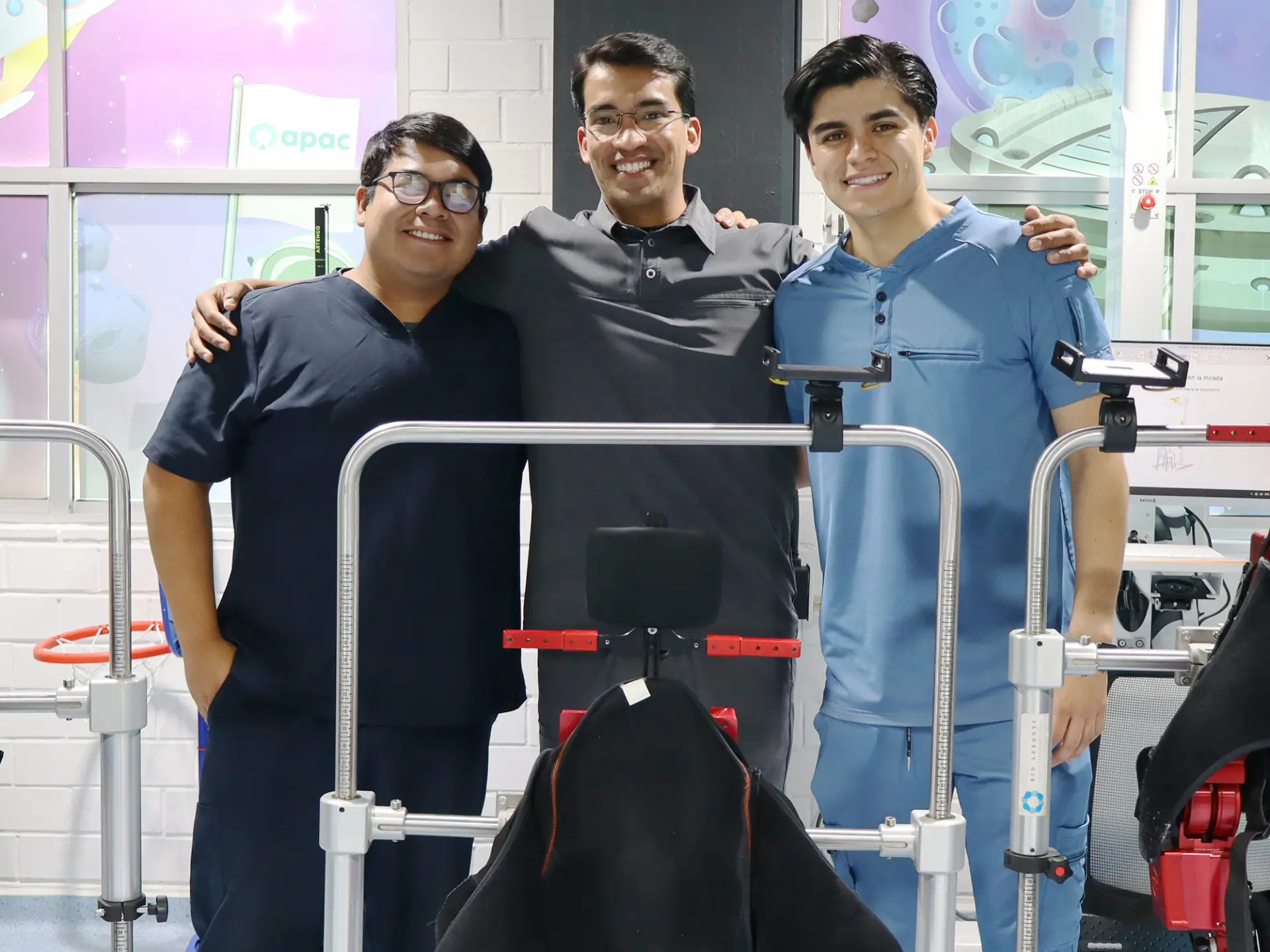 Equipo de profesionales de la salud junto a equipos de rehabilitación en un centro clínico.