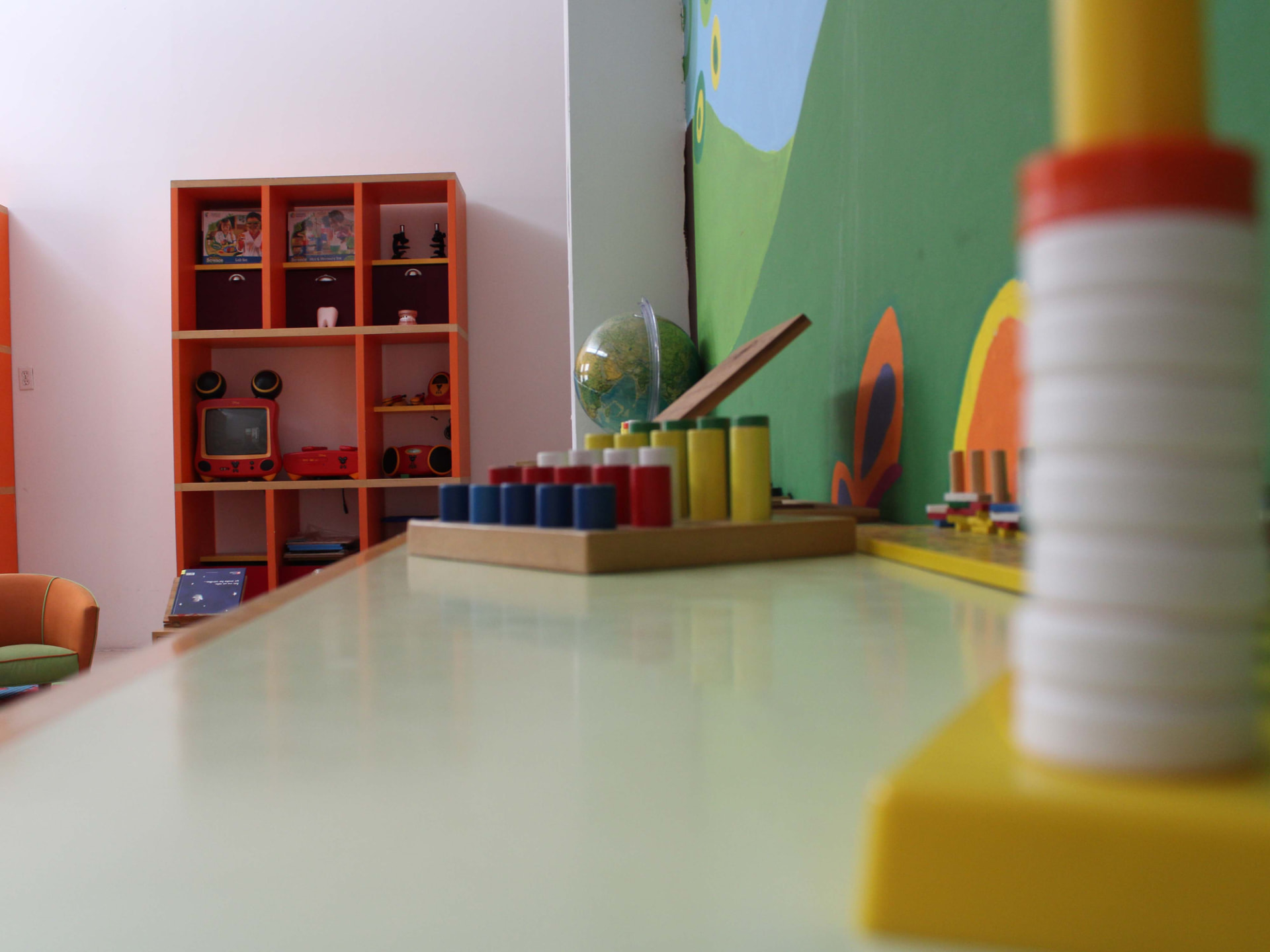 Sala de estimulación temprana con materiales educativos y juegos lúdicos