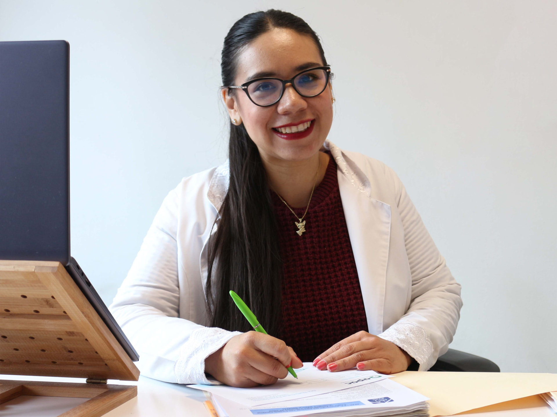 Persona consultando un material educativo similar a Guía de Atención Clínica - Detección Temprana de PC